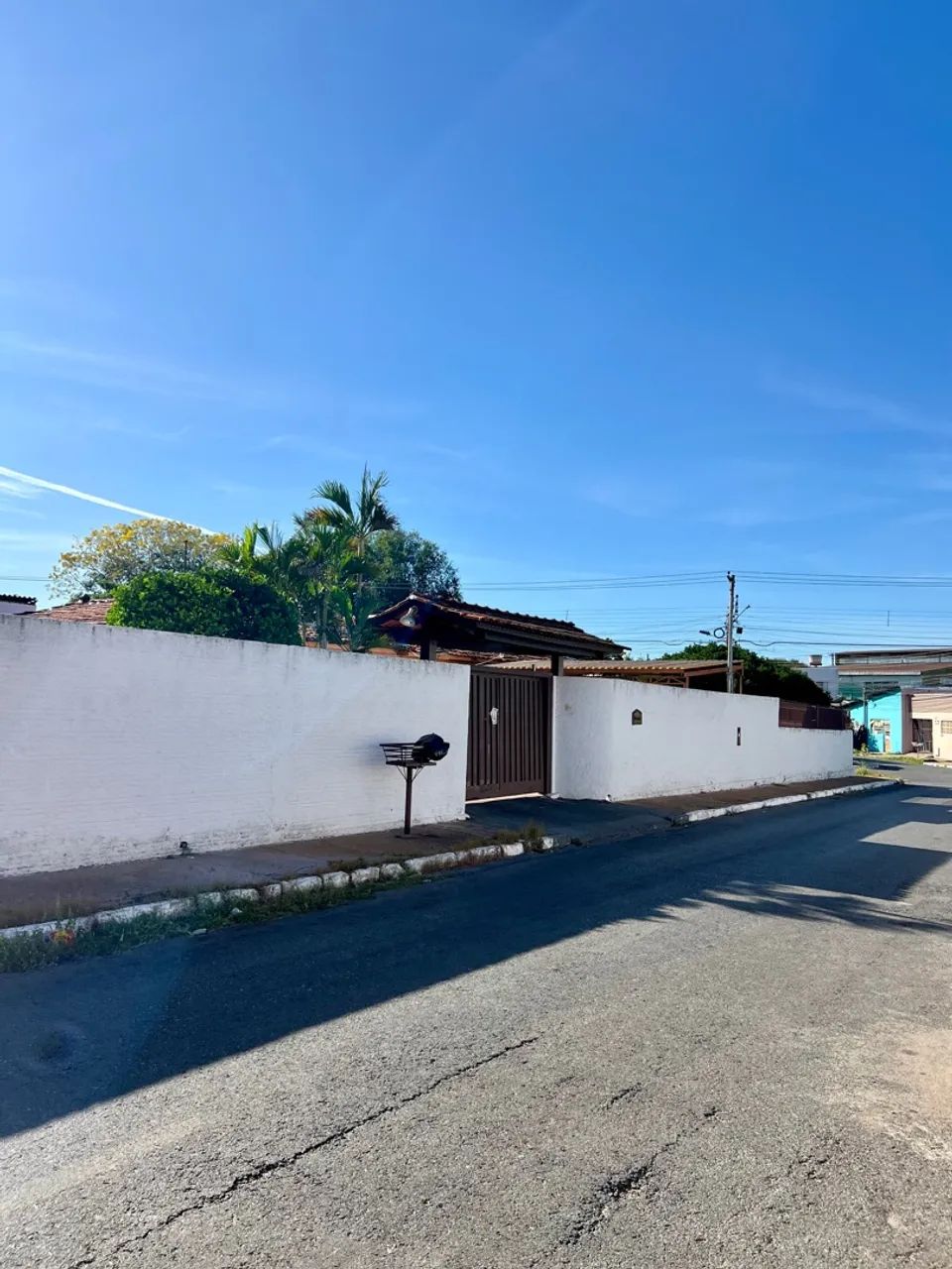 Vende-se ampla casa no Centro de Várzea Grande MT
