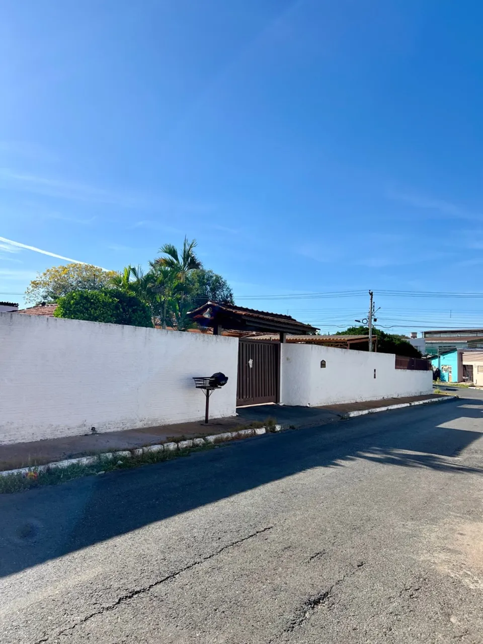 Vende-se ampla casa no Centro de Várzea Grande MT