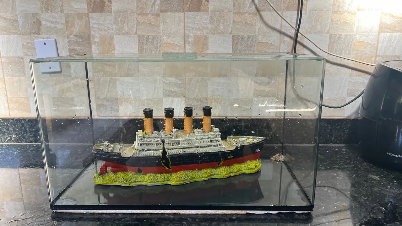 Aquário 60 litros com Navio Titanic