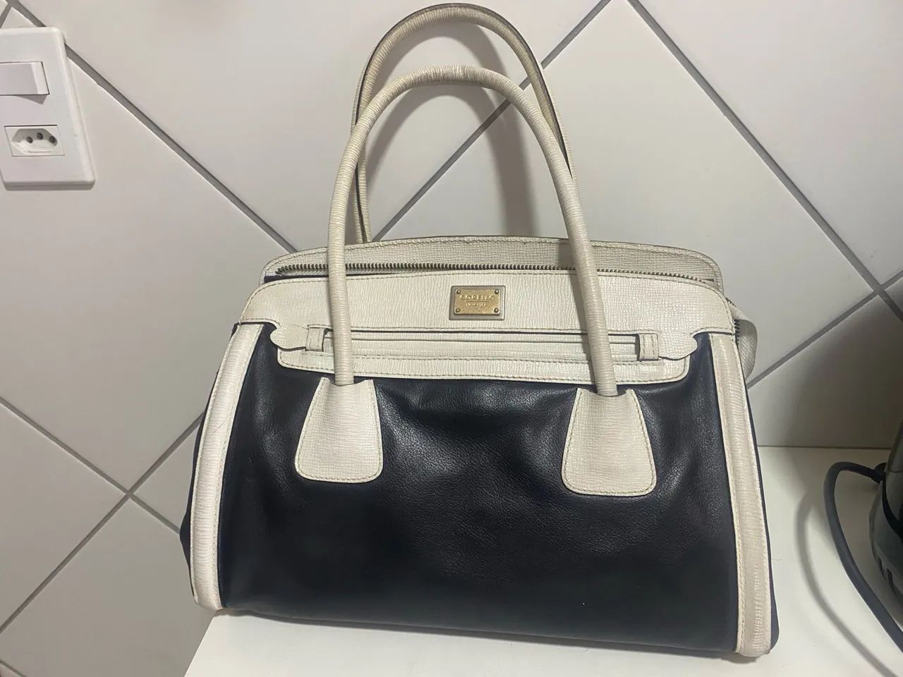 Bolsa de mão em couro com detalhes em offwhite 