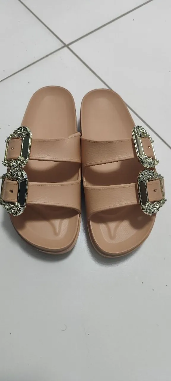 Sandália Slide Bege com Detalhe Brilhante