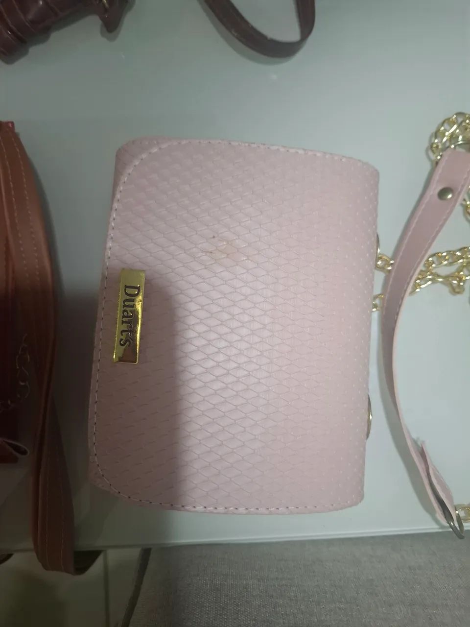 Bolsa de Ombro com Detalhes em Couro Texturizado - Foto 2