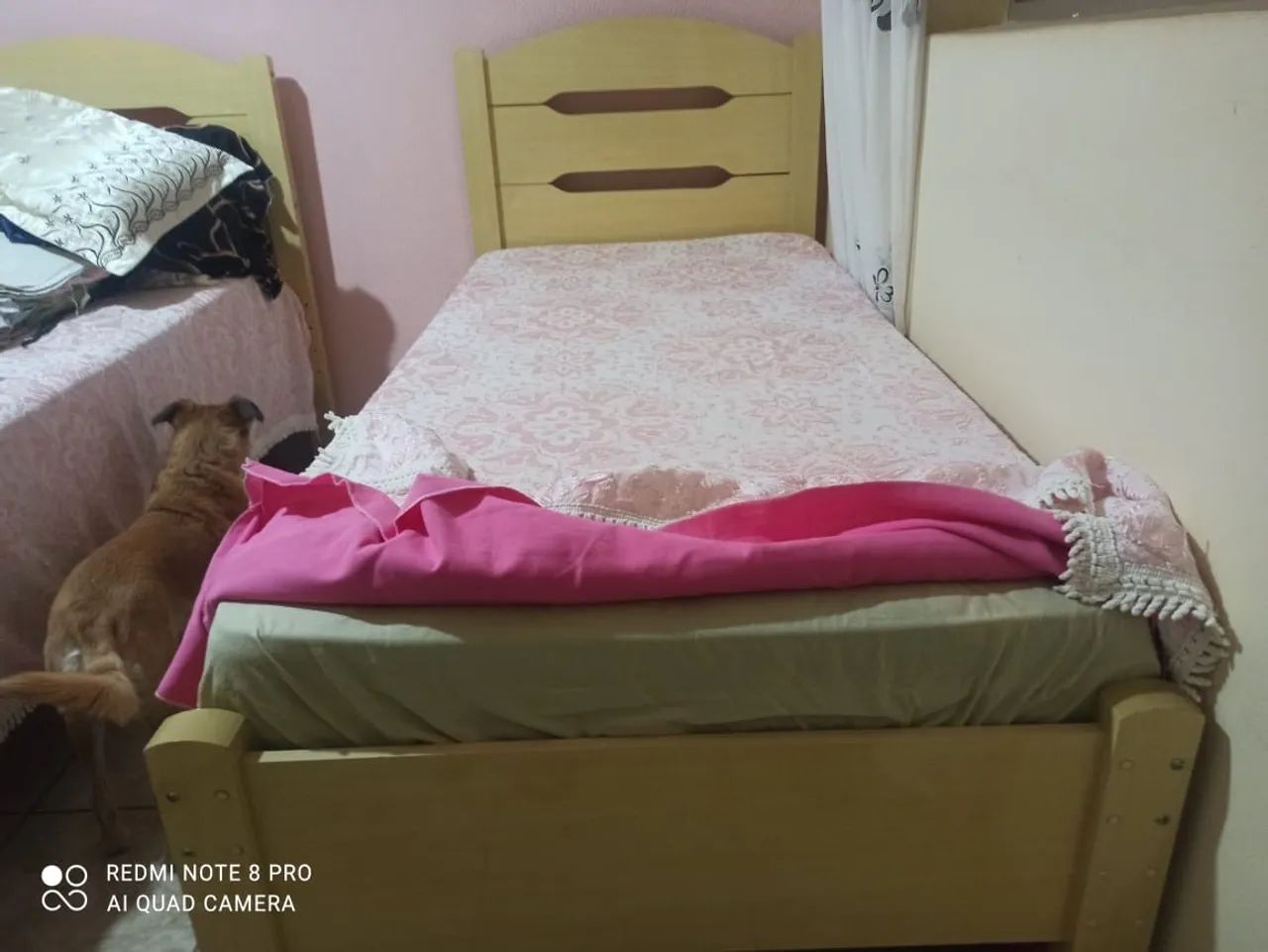 Cama de solteiro em madeira