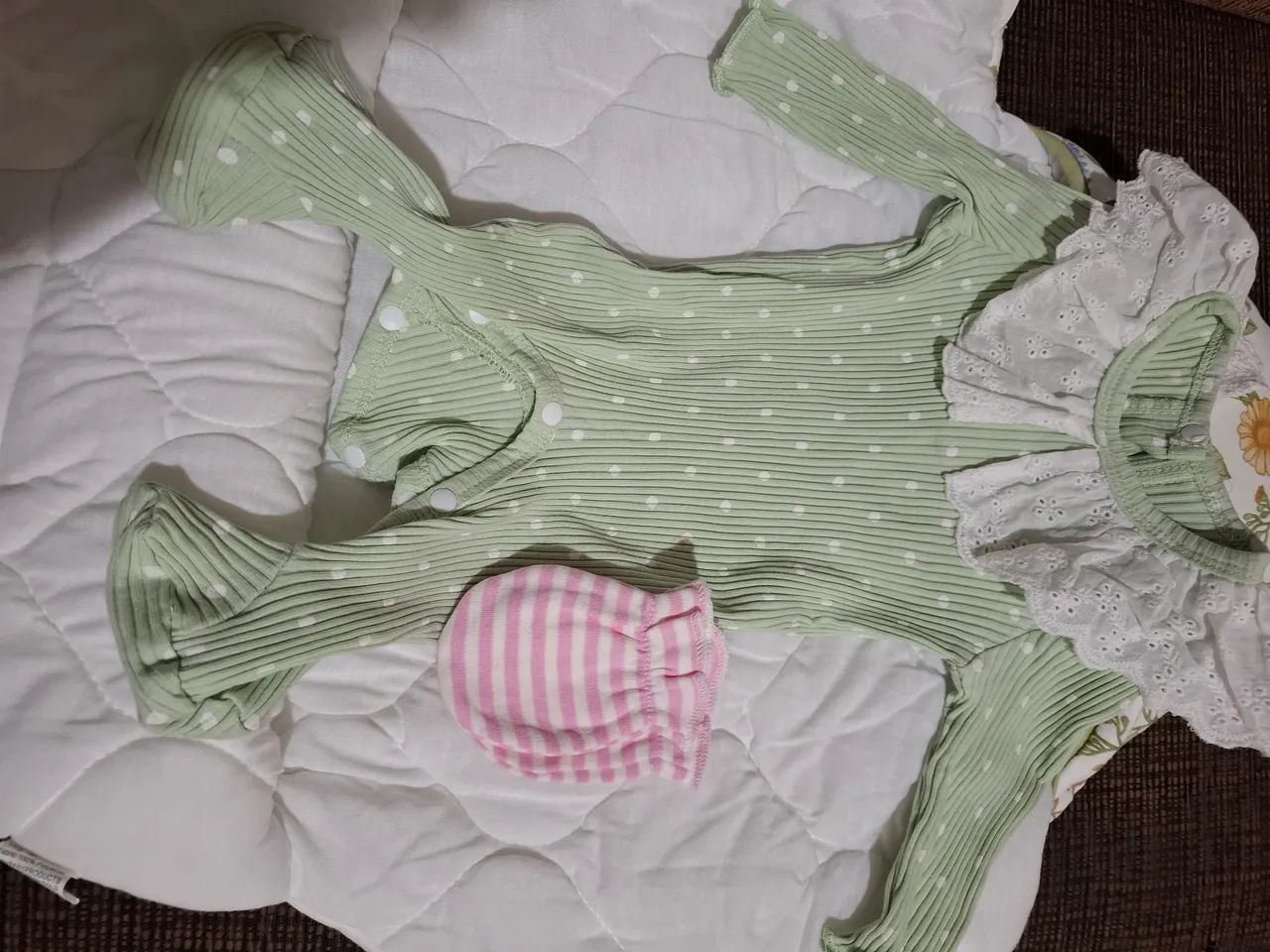 Body de Bebê Verde com Detalhes Delicados - Foto 2