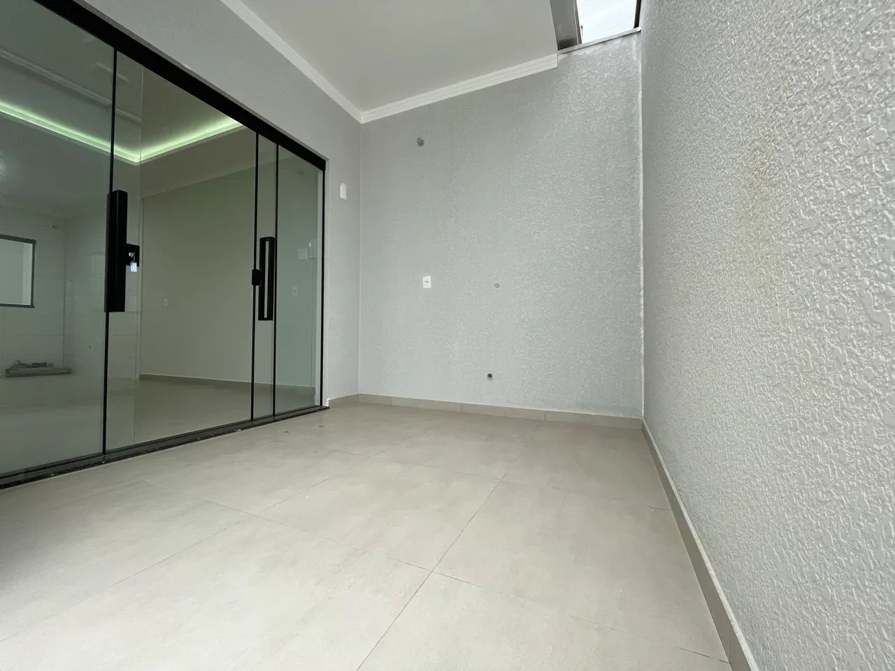 Casa Geminada em rua pavimentada