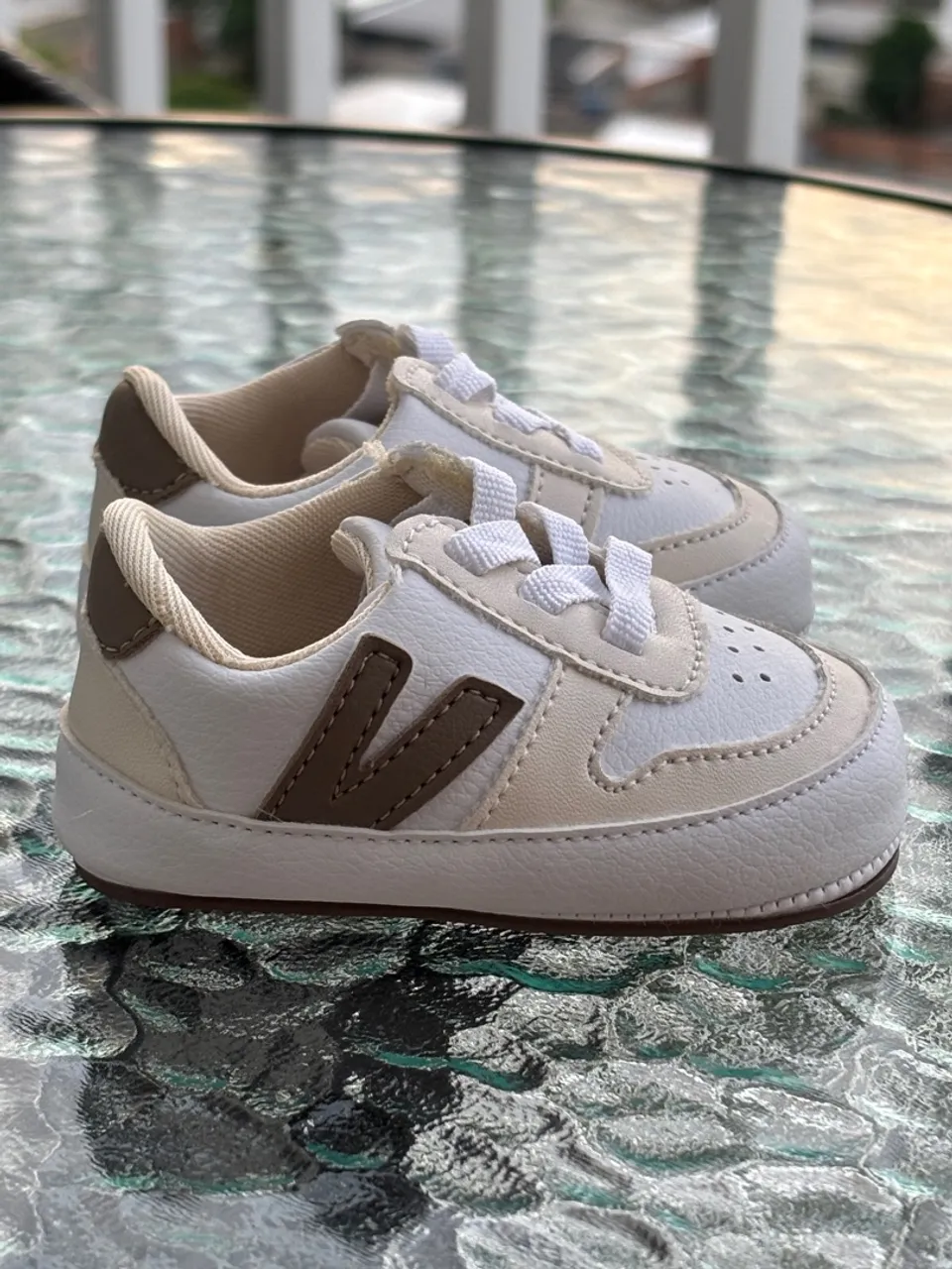 Tênis Bebê Branco com Detalhes Marrons - tamanho 15