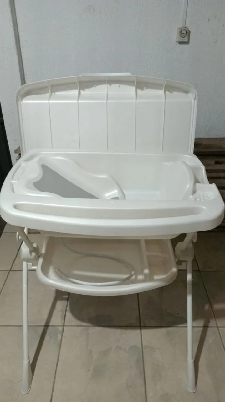 Banheira para bebê com suporte.  Muito nova e bem cuidada.