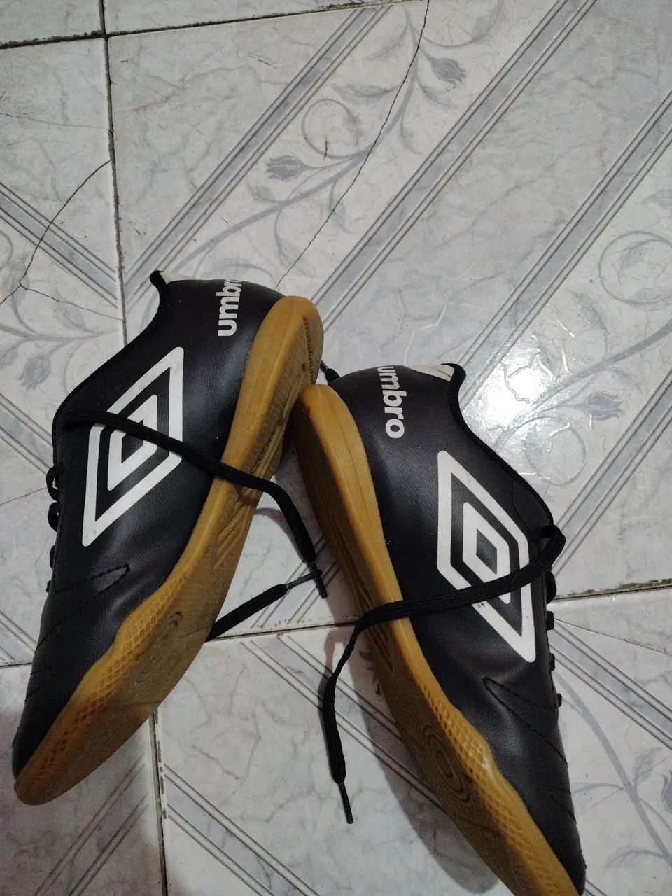 Chuteira Umbro tamanho 35 - Foto 2