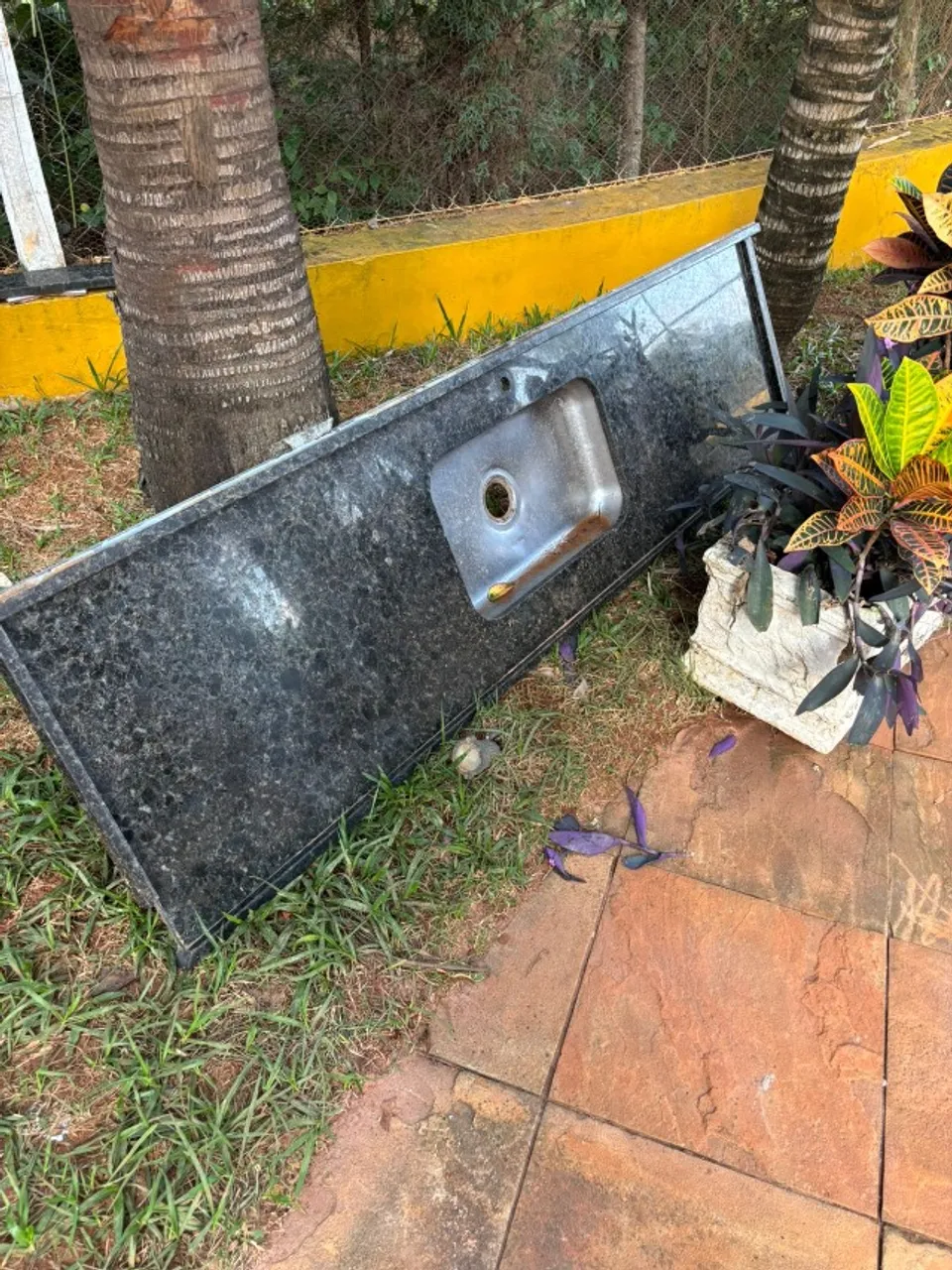Pia 2.00 metros x 0.55 cm com cuba usada