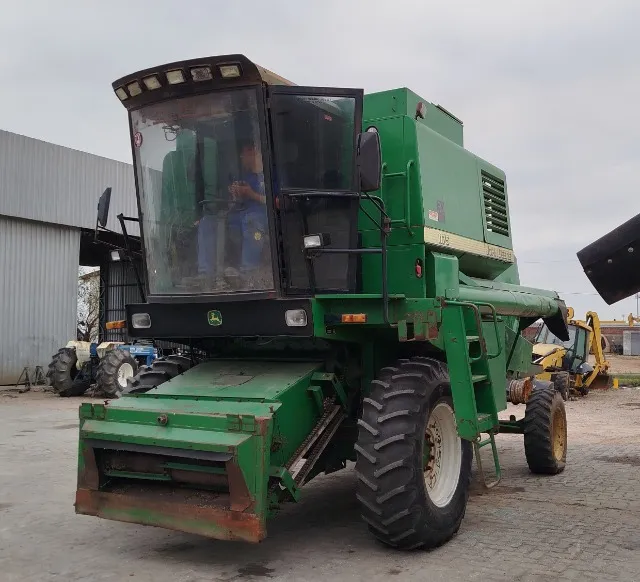 Colheitadeira John Deere 1175