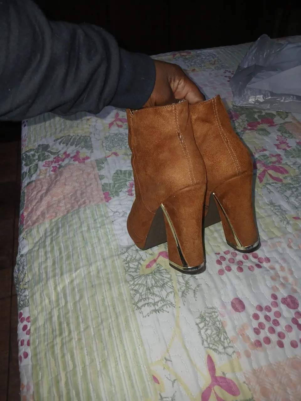 Bota feminina marrom com salto