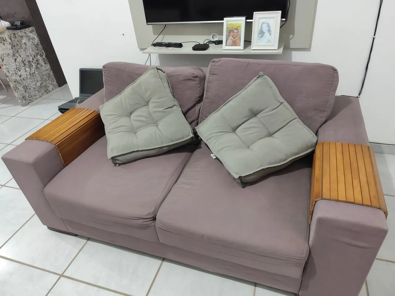 Oportunidade! Sofá 2 lugares com porta copos