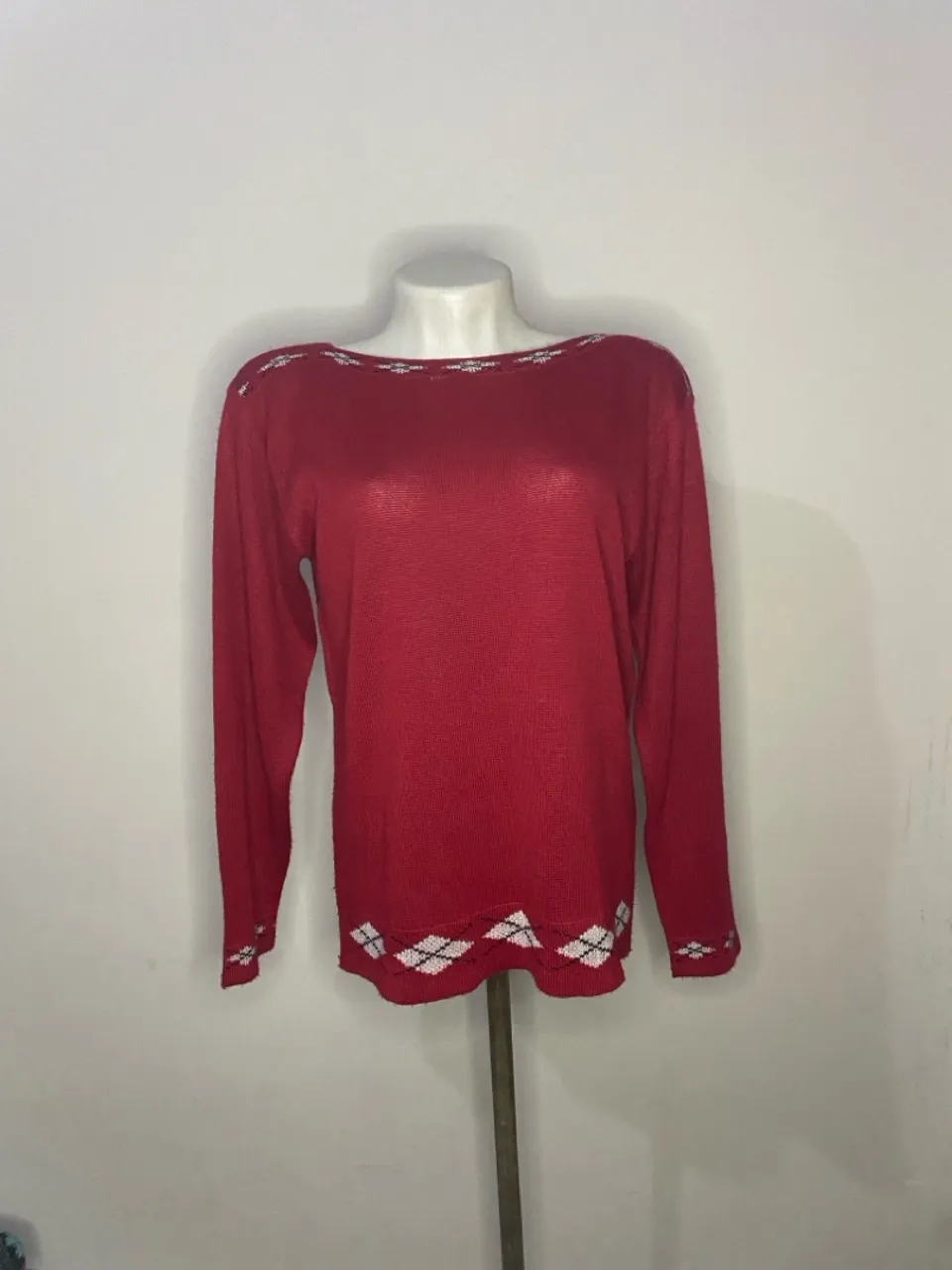 Suéter vermelho com detalhes geométricos