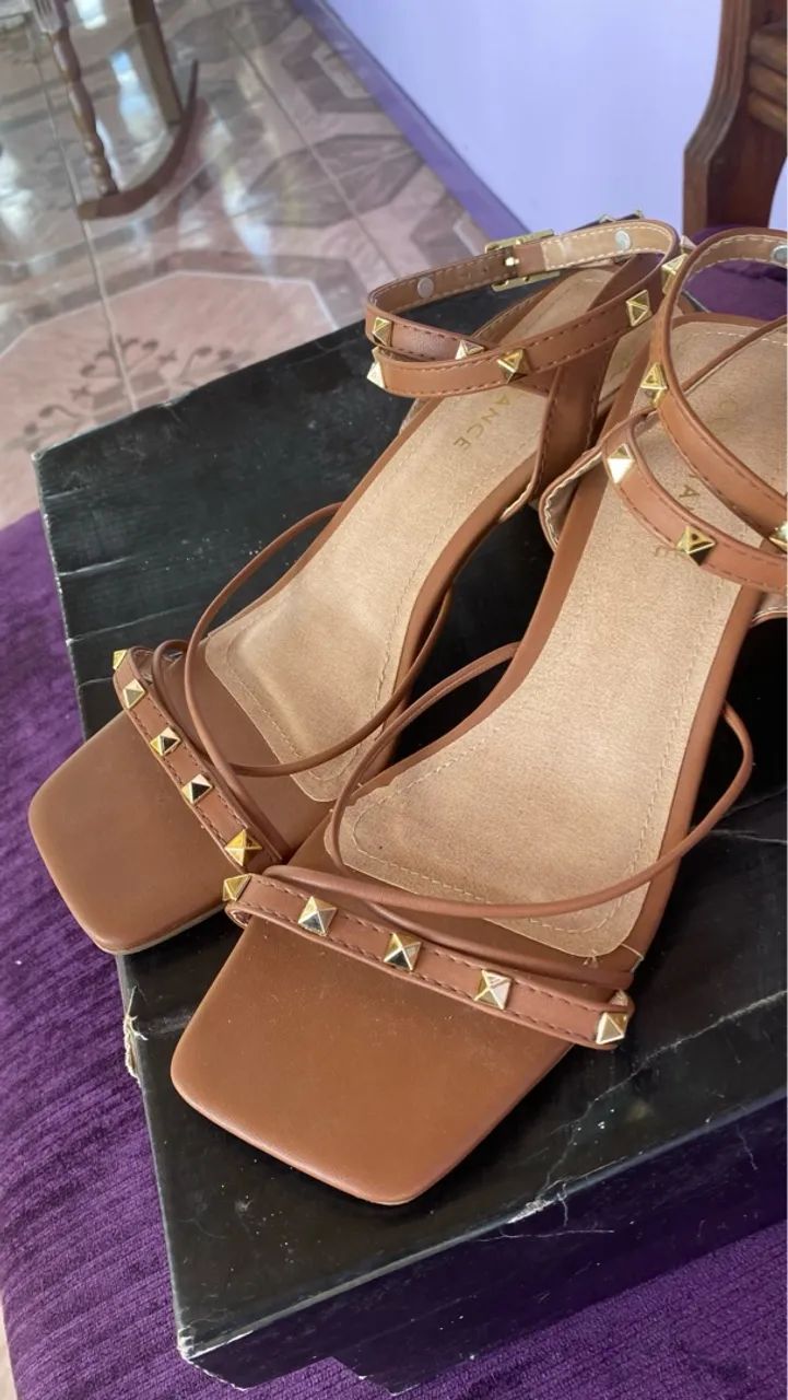 Sandálias de salto alto marrom com detalhes em dourado