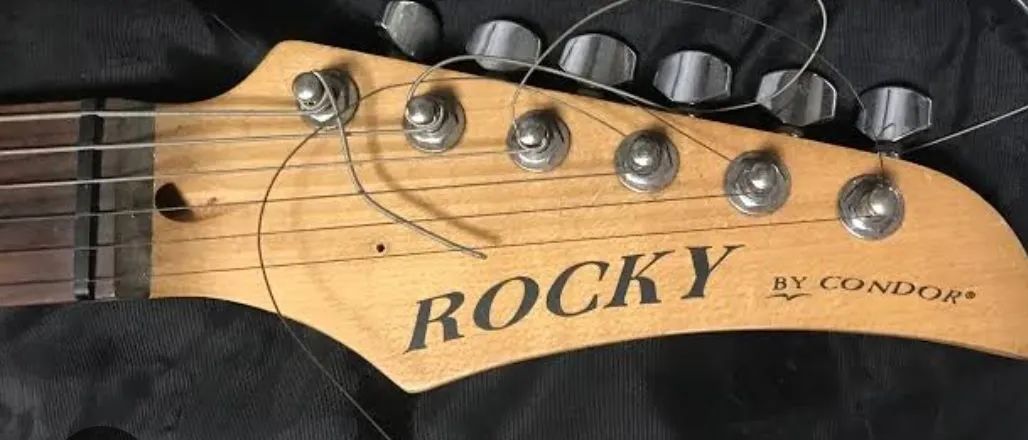 Guitarra Elétrica Rocky by Condor e amplifocador staner
