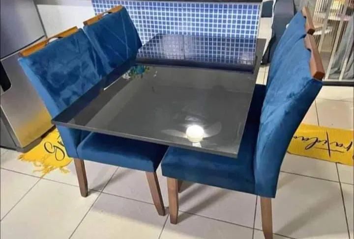 Mesa de Jantar com 4 Cadeiras Estofadas - Foto 2