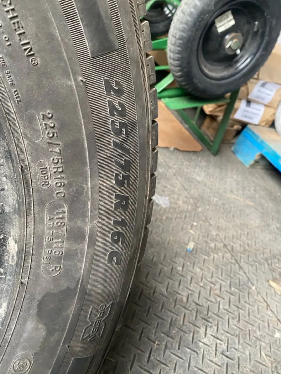 Pneus Michelin 225/75 16c muito bom - Foto 2