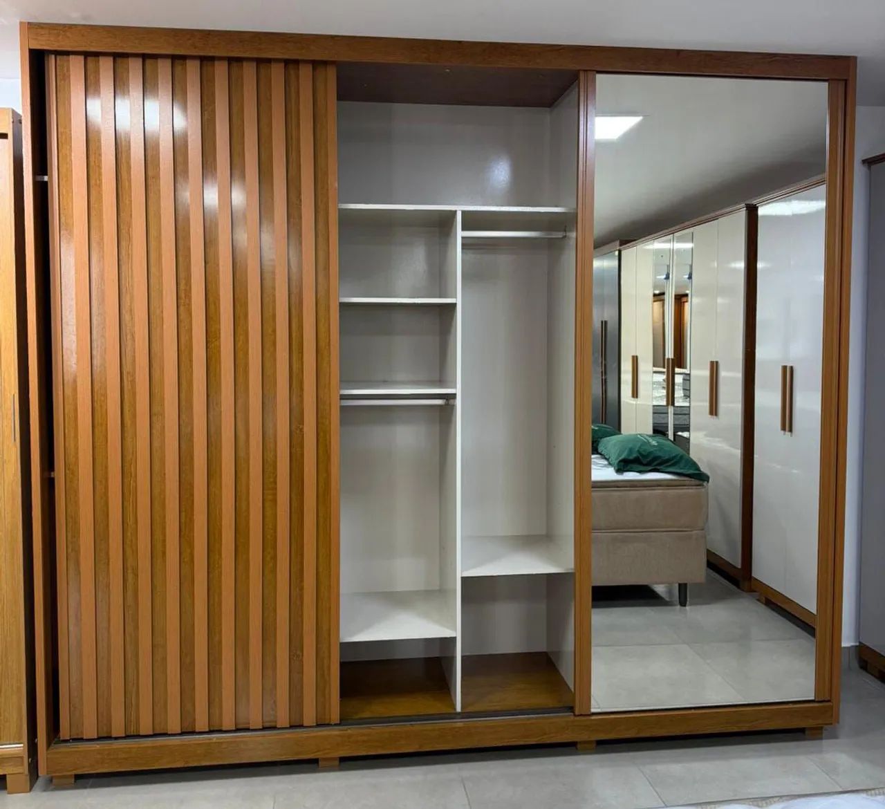 Guarda roupa com portas toda em ripado  - Foto 3