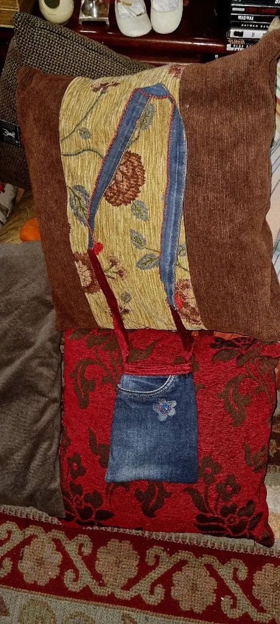 Bolsa de ombro artesanal com detalhe em jeans