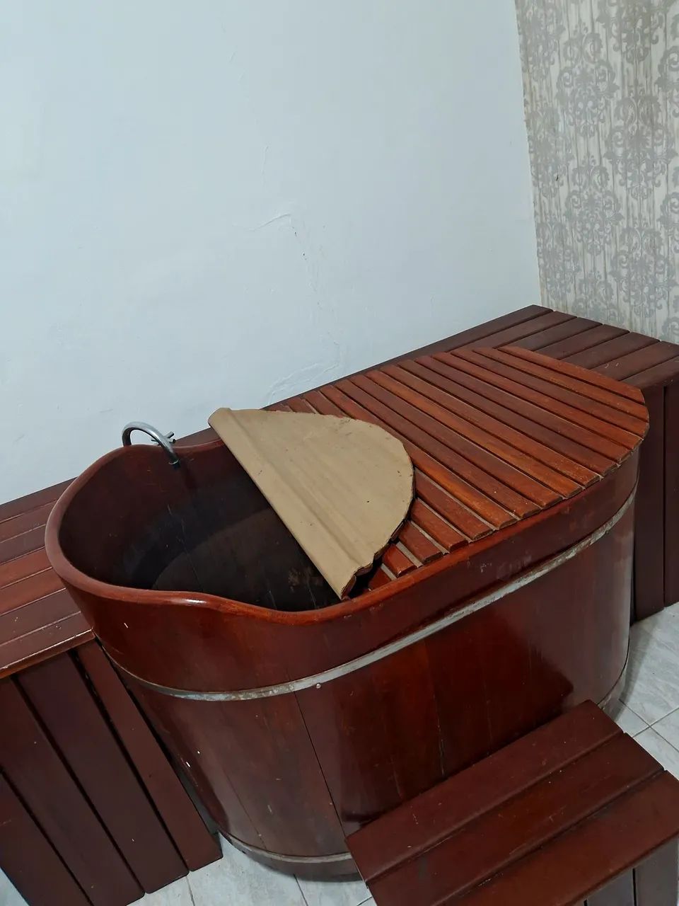Ofurô de madeira usado em excelente estado - ótimo para spa ou área externa - Foto 4