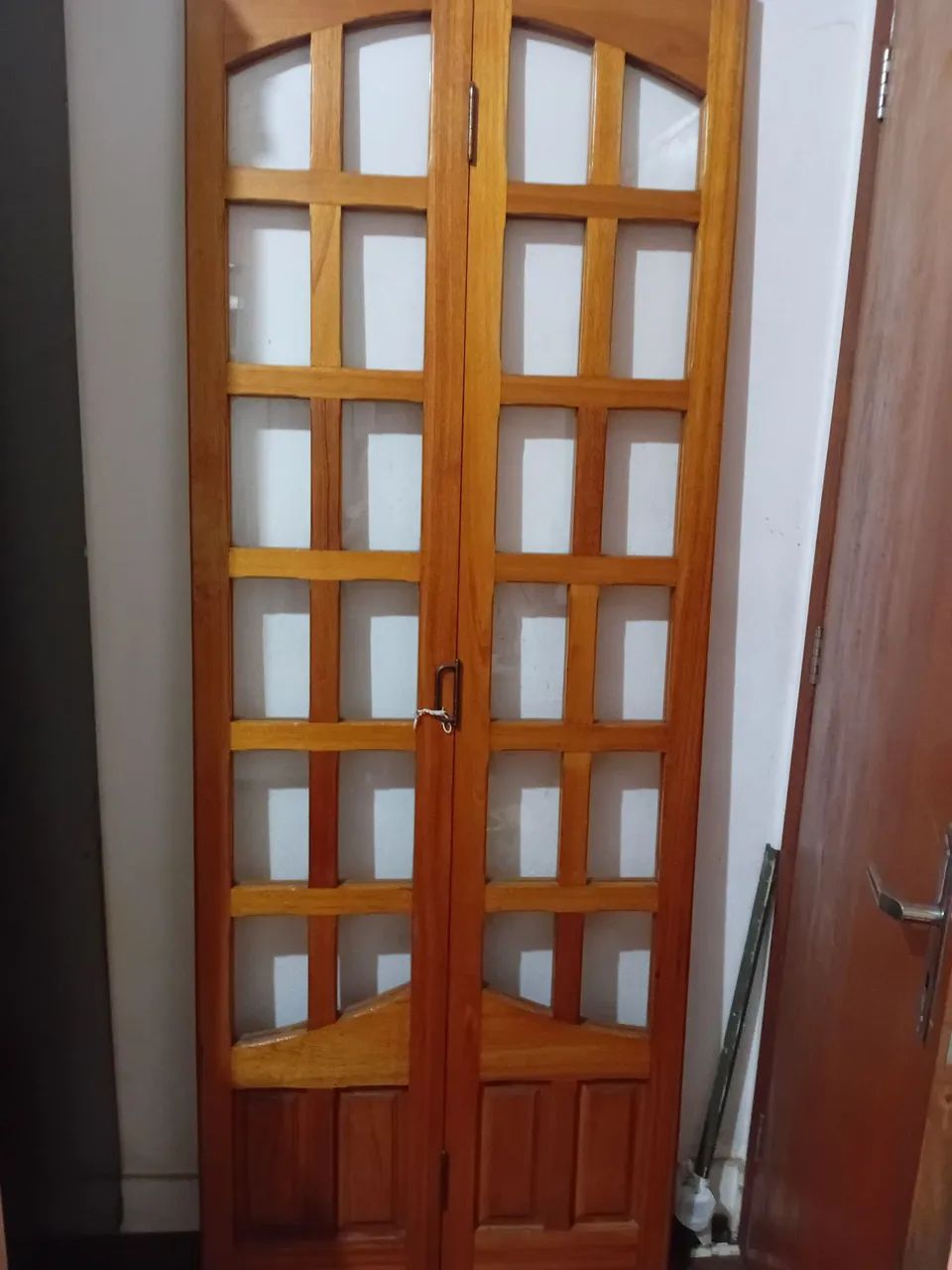 Vende-se porta balcão perfeito estado com 24 vidros - Foto 2