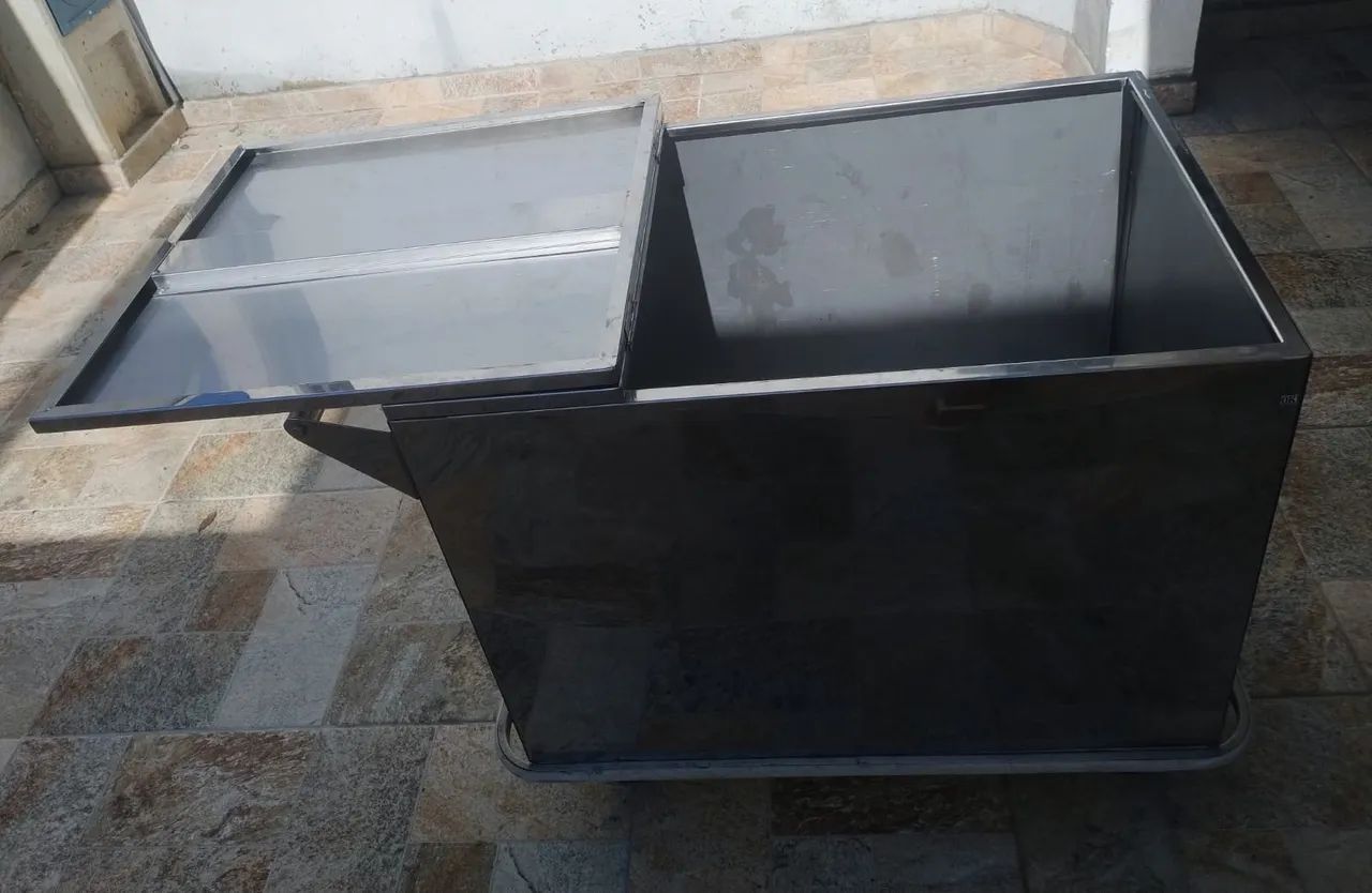 Carinho de inox com tampa e rodinhas