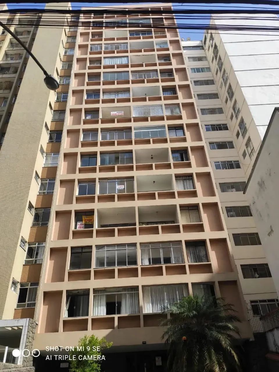 Ótimo apto de 2 quartos com piso porcelanato, sala com sacada com piso porcelanato, banhei