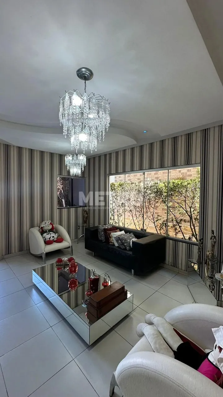 Casa ampla, com 400m de área construída, 3 4, sendo 01 suíte, 01 escritório, no