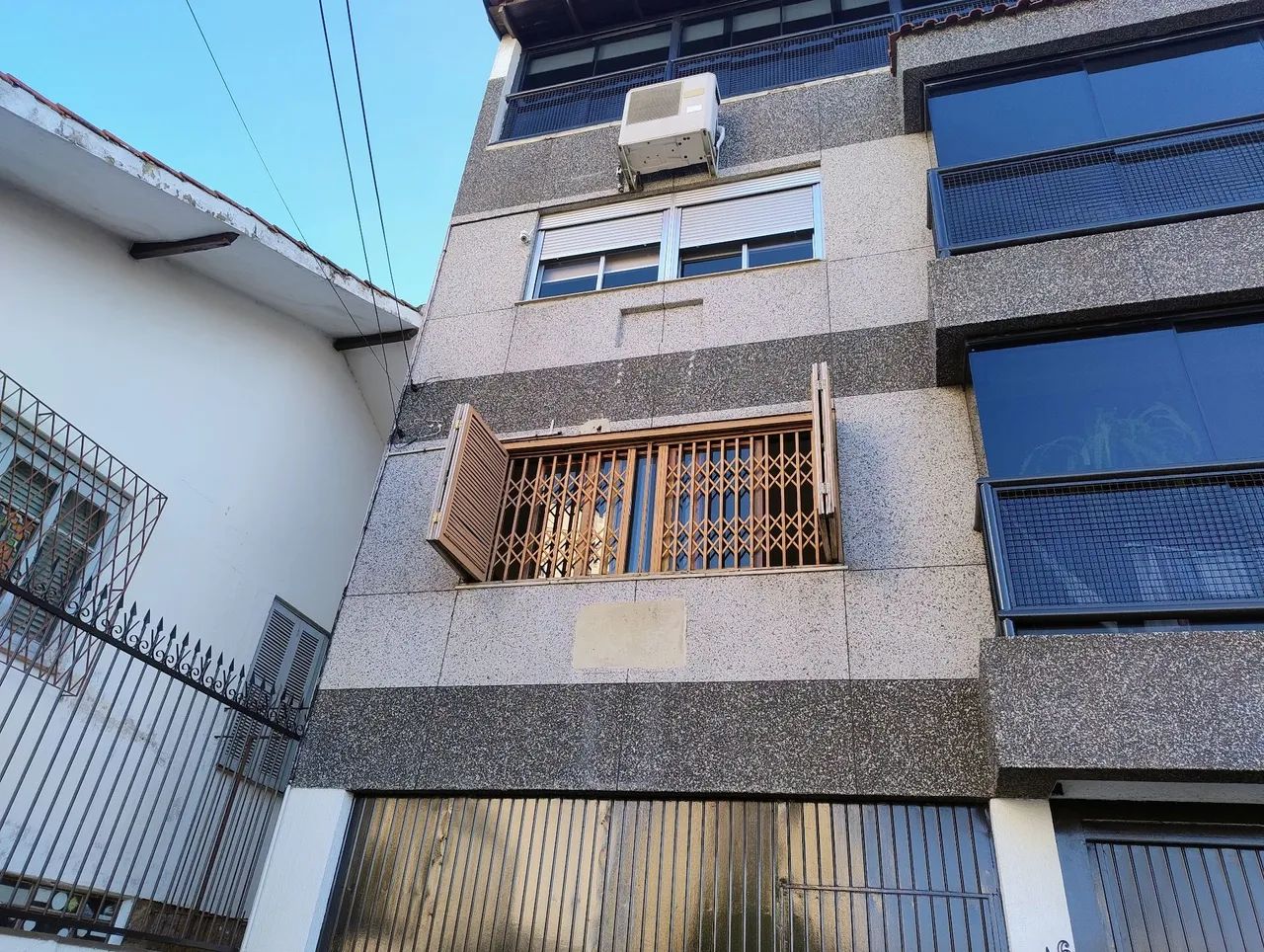 Janela com Veneziana e grade de segurança