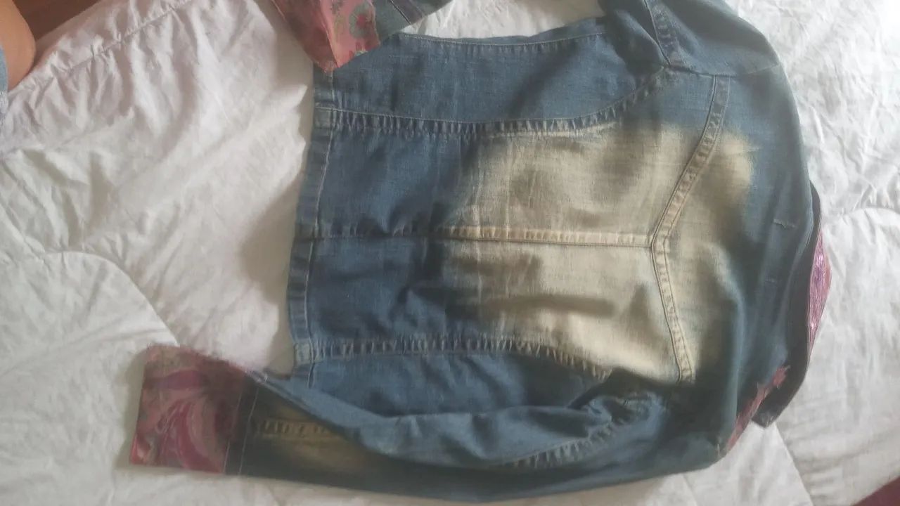 Jaqueta Jeans Feminina com Detalhes