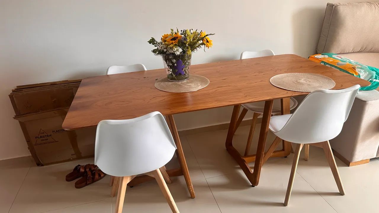 Mesa de jantar em madeira 