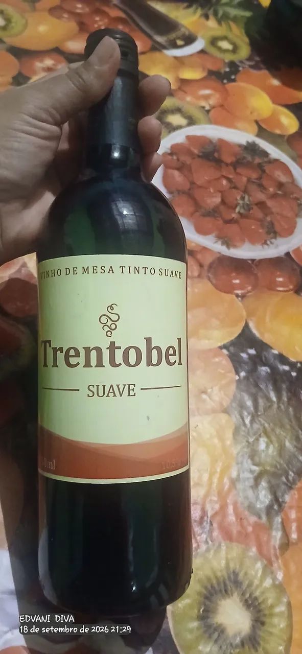 Vendo duas garrafas de vinho