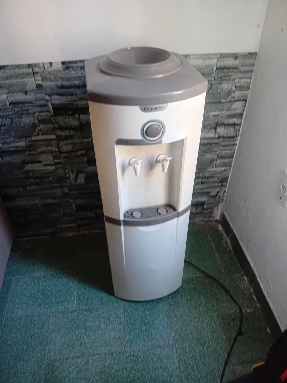 Bebedouro refrigerado de galão 220v - Foto 4