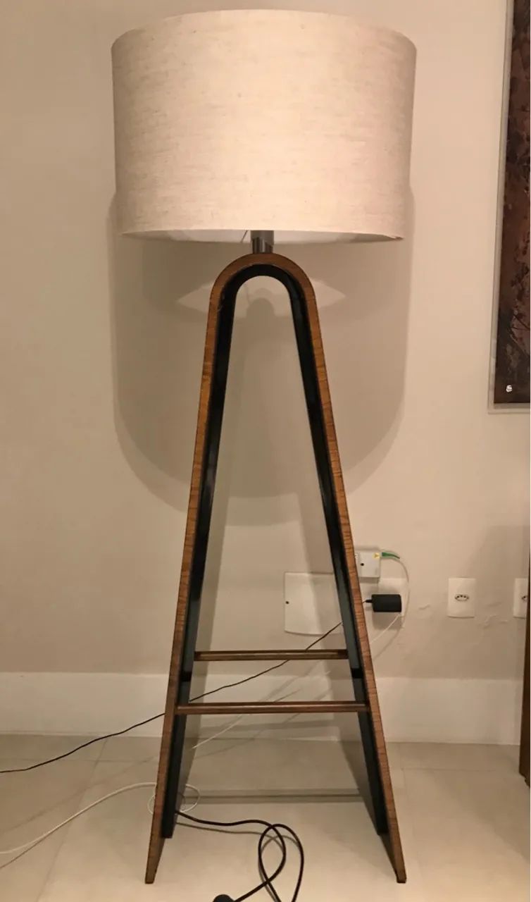 Luminária de chão alto padrão 
