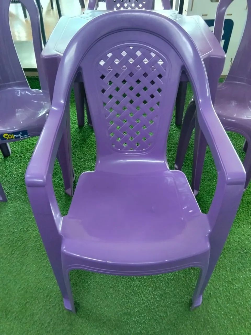 MESA COM POLTRONA DE PLASTICO roxa - Foto 3