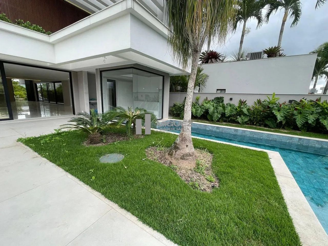 Casa TRIPLEX a venda no Condomínio ALPHAVILLE de Alto Padrão e sofisticação com 5 suítes e - Foto 3