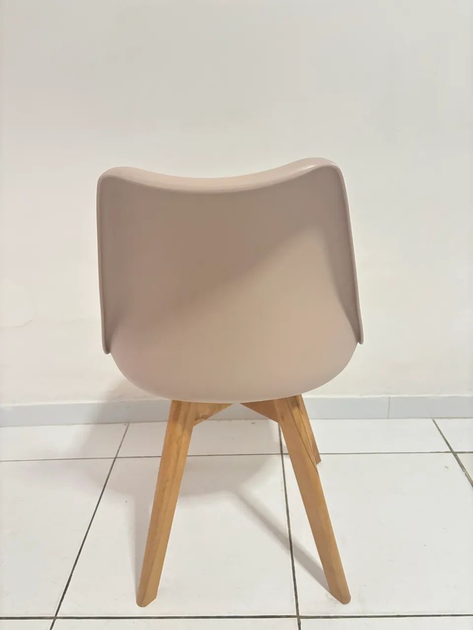 Vendo um conjunto com quadro cadeiras super conservadas e de ótimo material 
