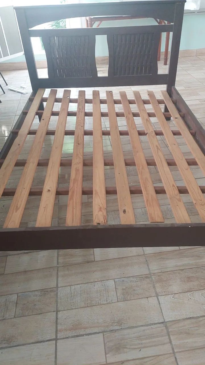 Vendo 1 cama de casal e 1 de solteiro. A de solteiro vai com colchão Probel de espuma