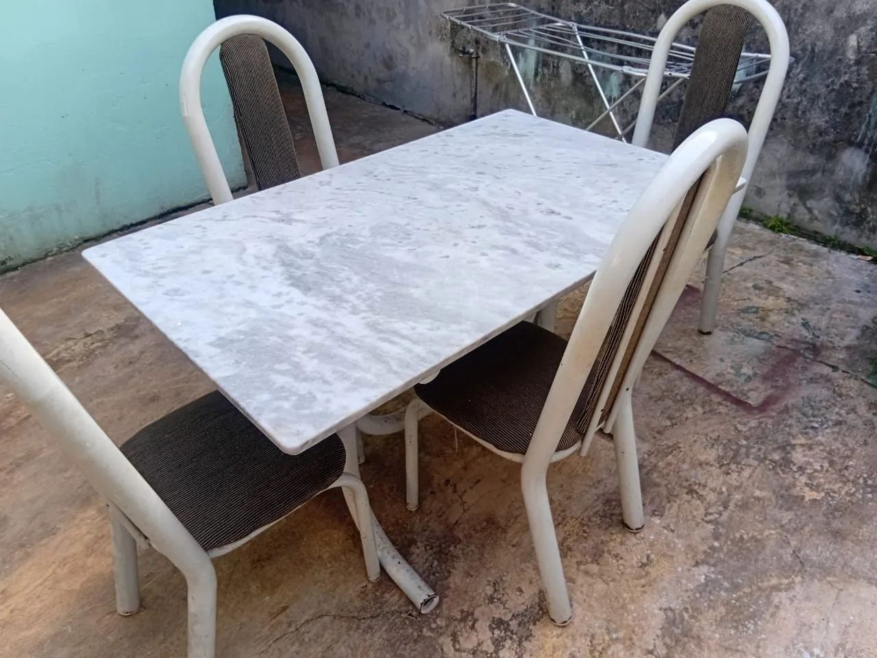 Mesa de mármore com 4 cadeiras 