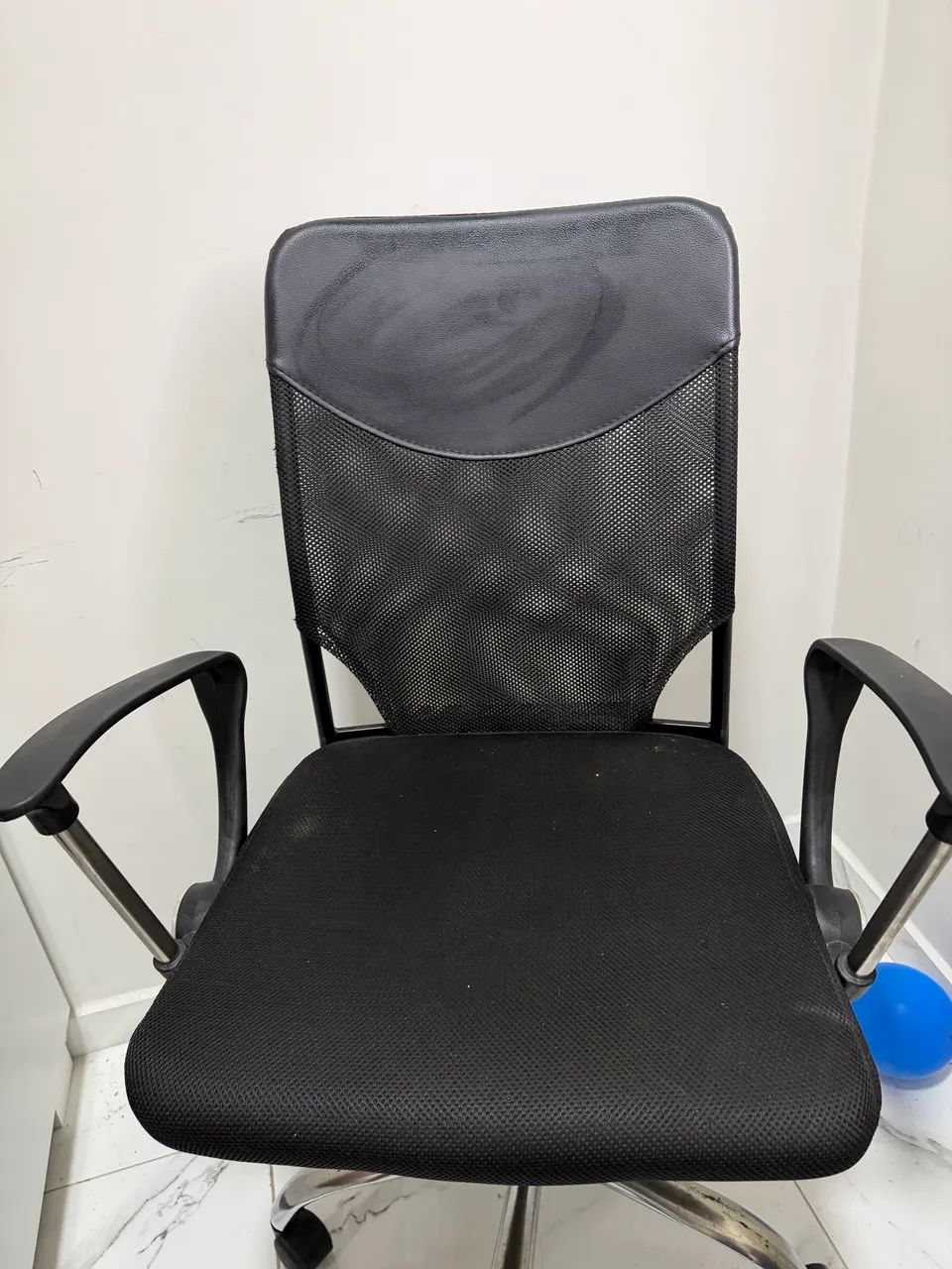 Vendo cadeira de escritório usada  - Foto 2
