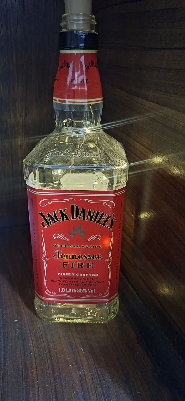 Garrafa whiskey com pisca pisca