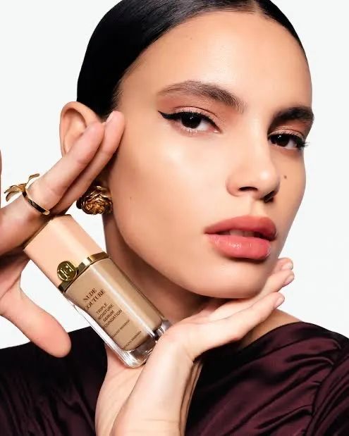 Carolina Herrera Nude Couture Triple Moisture Serum Foundation - Foto 3