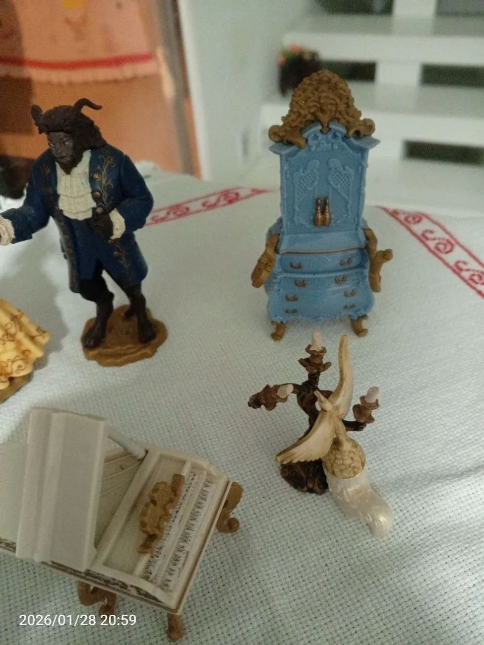 Kit a miniatura  bela e a fera horiginal Disney com marcação a bela e a fera tem 9 e 10 cm - Foto 3