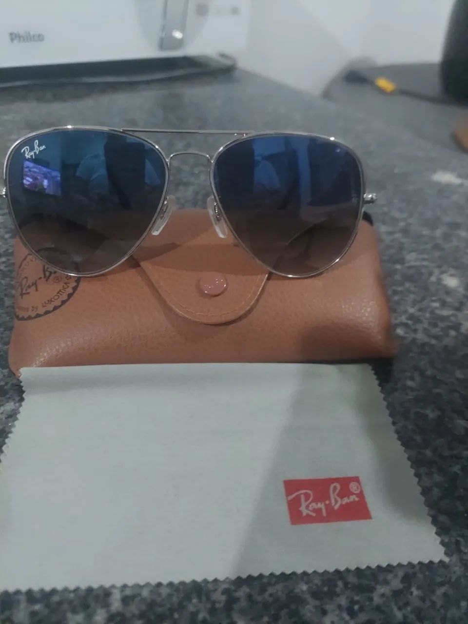  Ray-Ban Aviator Classic ou Aviator Gradient com armação prateada e lentes azul-claro 