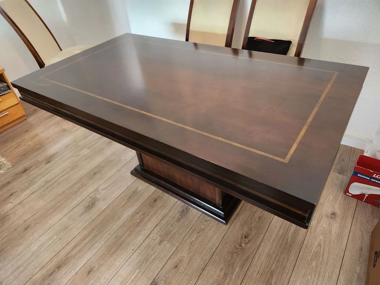 Mesa de jantar de mogno 