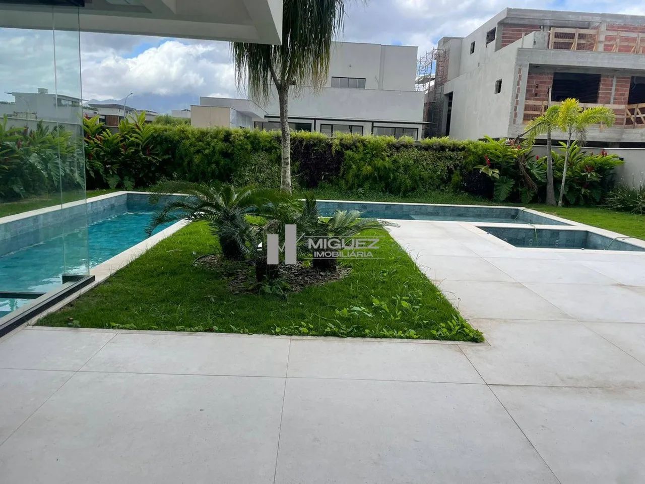 Casa TRIPLEX a venda no Condomínio ALPHAVILLE de Alto Padrão e sofisticação com 5 suítes e - Foto 4