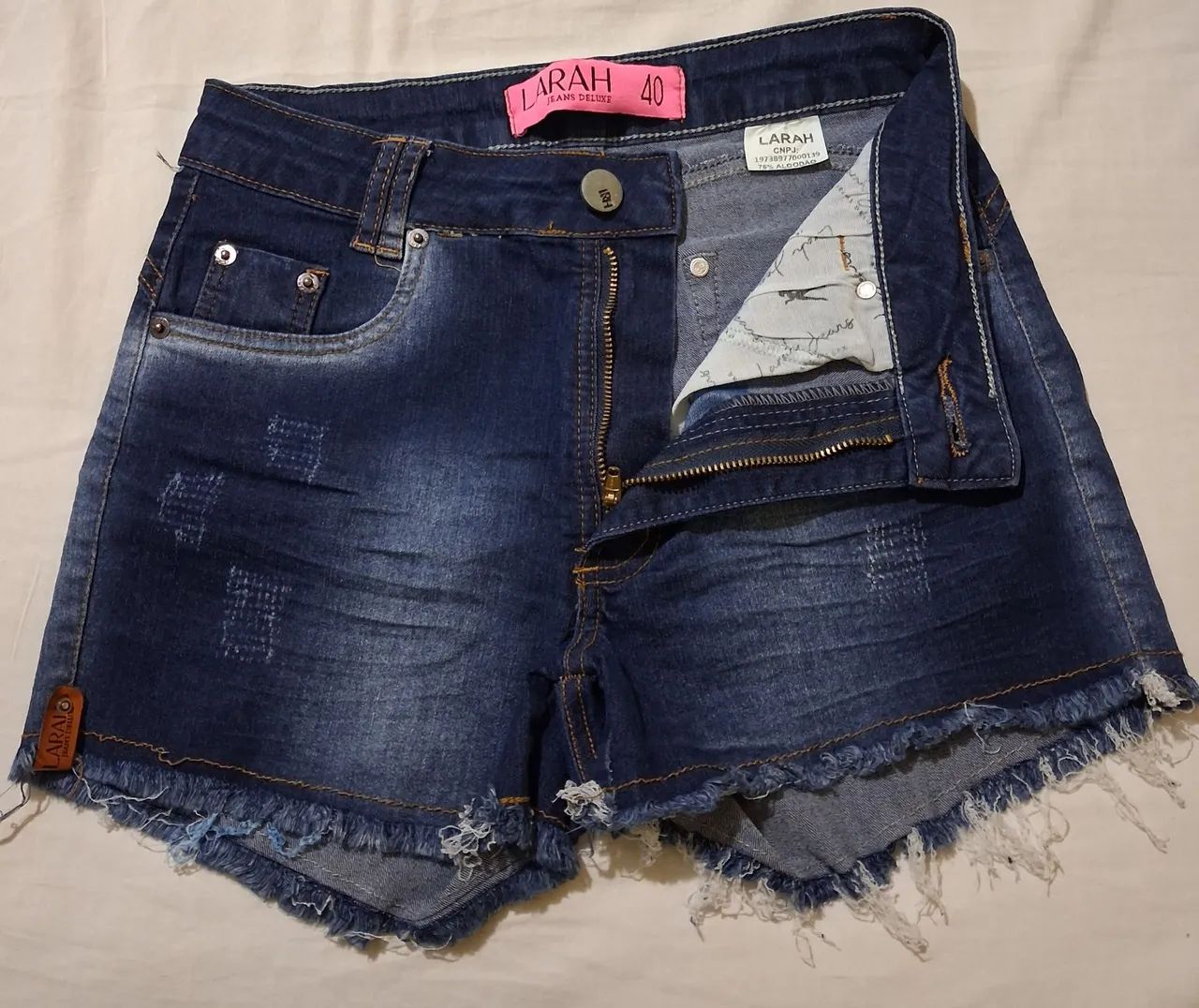 Shorts jeans com stretch marca larah 