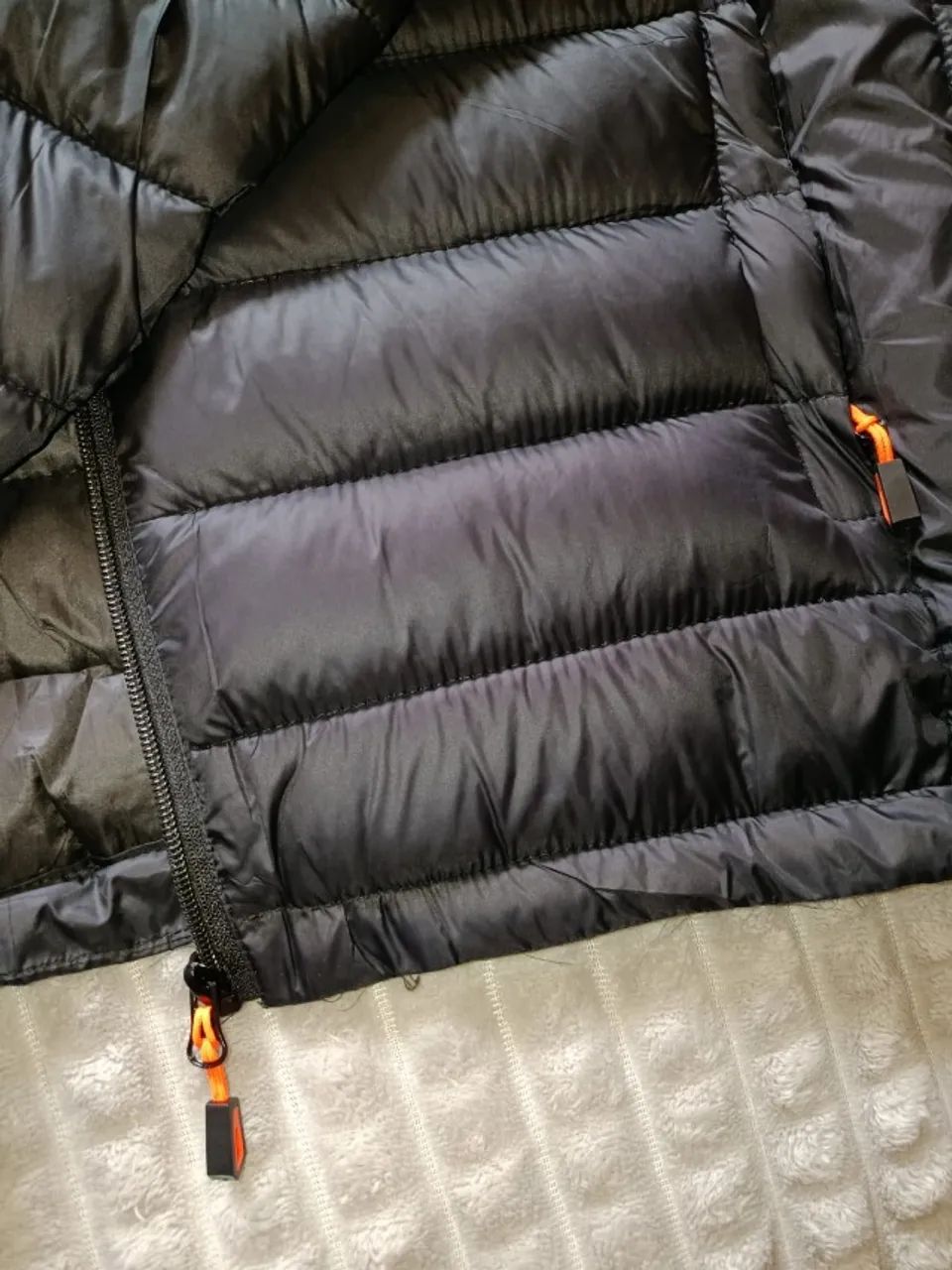 JAQUETA PUFFER PRETA COM CAPUZ - NOVA - Foto 4