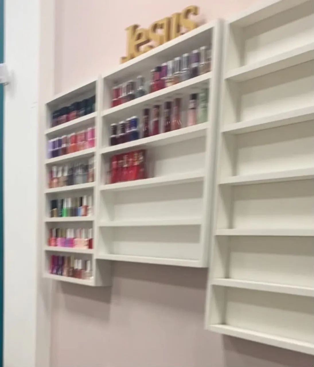 Prateleira com os esmaltes tbm
