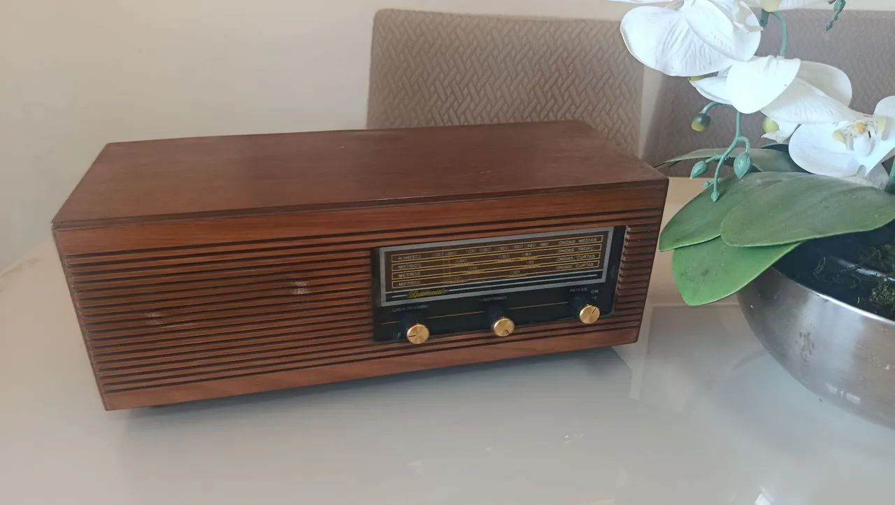 Rádio antigo caixa de madeira. 